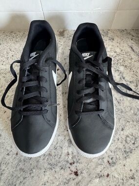 Nike Women’s Black White Sneakers Size 9